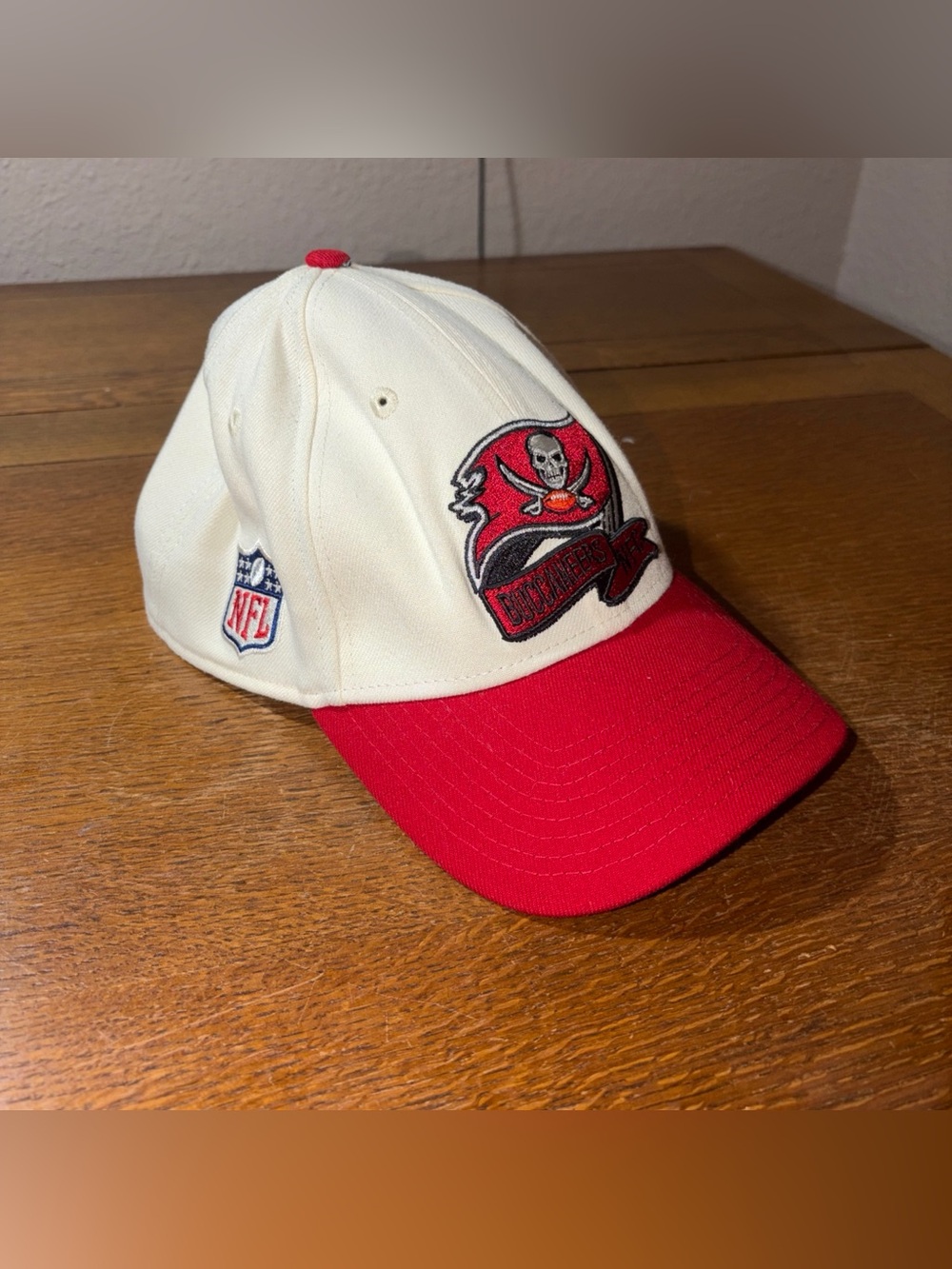 New Era 39THIRTY NFL Tampa Bay Buccaneers Cream Red NFC Hat Cap Mens Size M/L